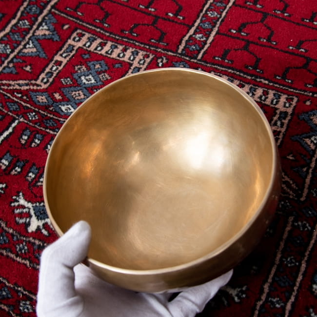 【一点物】アンティックシンギングボウル【音階:D】 947g(スティック付属) 5 - このくらいのサイズ感になります。