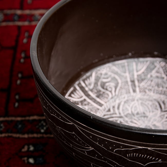 【一点物】ライトウェイトシンギングボウル - 音階:D 直径19.5cm程度 3 - 縁の部分をスティックでこすることで豊かな倍音が広がります。