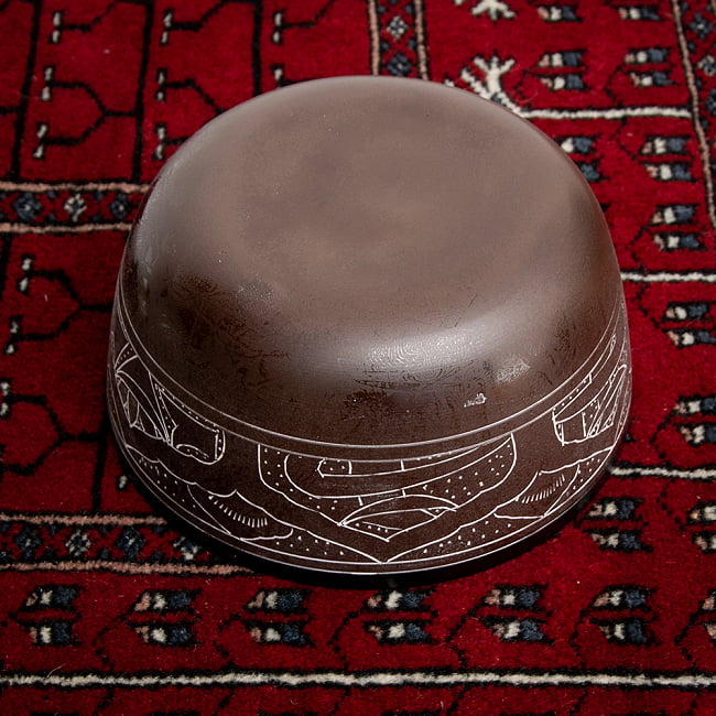 【一点物】ライトウェイトシンギングボウル - 音階:D 直径19.5cm程度 5 - 底面の様子です。