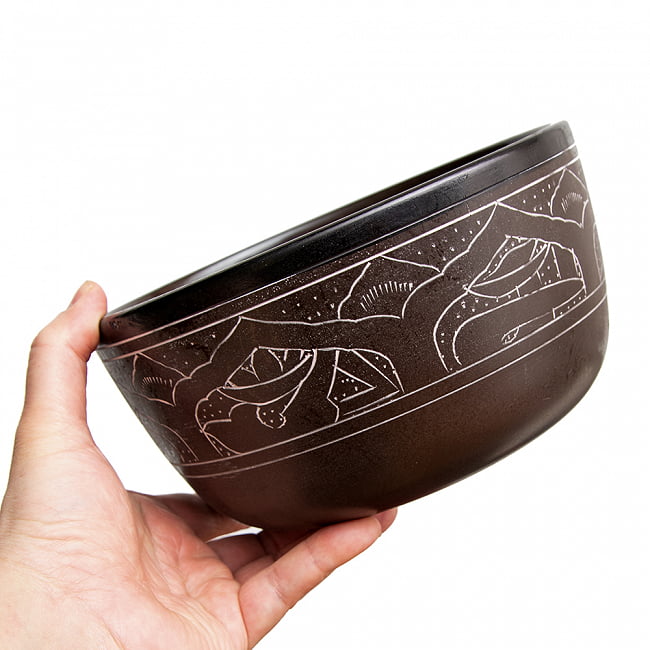 【一点物】ライトウェイトシンギングボウル - 音階:D 直径19.5cm程度 6 - 手に取るとこれくらいの大きさです・