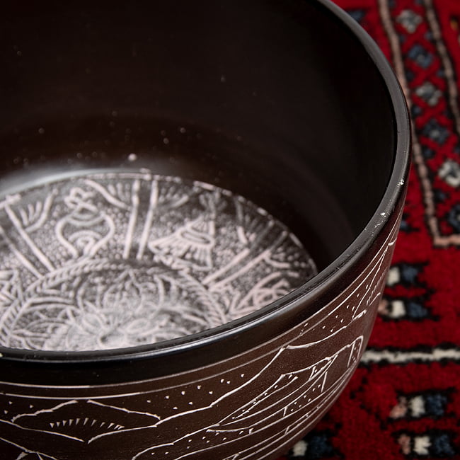 【一点物】ライトウェイトシンギングボウル - 音階：D 直径18cm程度 3 - 縁の部分をスティックでこすることで豊かな倍音が広がります。