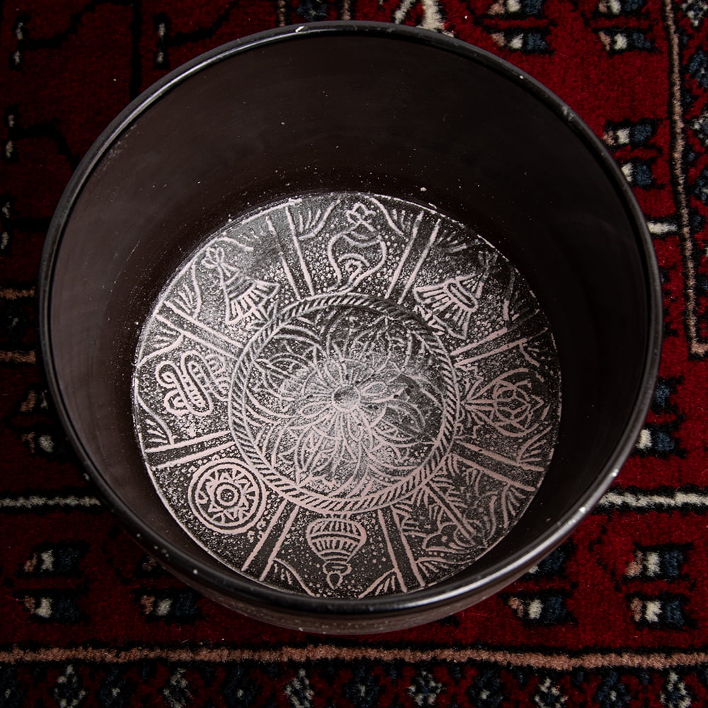 【一点物】ライトウェイトシンギングボウル - 音階：D 直径18cm程度1枚目の説明写真です