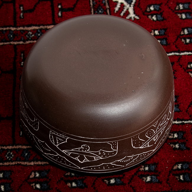 【一点物】ライトウェイトシンギングボウル - 音階：D 直径18cm程度 5 - 底面の様子です。