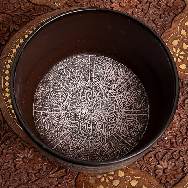 【一点物】ライトウェイトシンギングボウル - 音階：C# 直径18cm程度 4 - 内側の様子を見てみました。