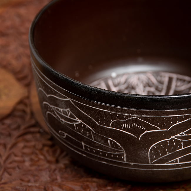 【一点物】ライトウェイトシンギングボウル - 音階:D 直径16.5cm程度 3 - 縁の部分をスティックでこすることで豊かな倍音が広がります。