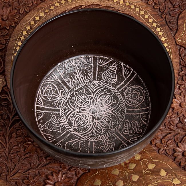 【一点物】ライトウェイトシンギングボウル - 音階:D 直径16.5cm程度 4 - 内側の様子を見てみました。