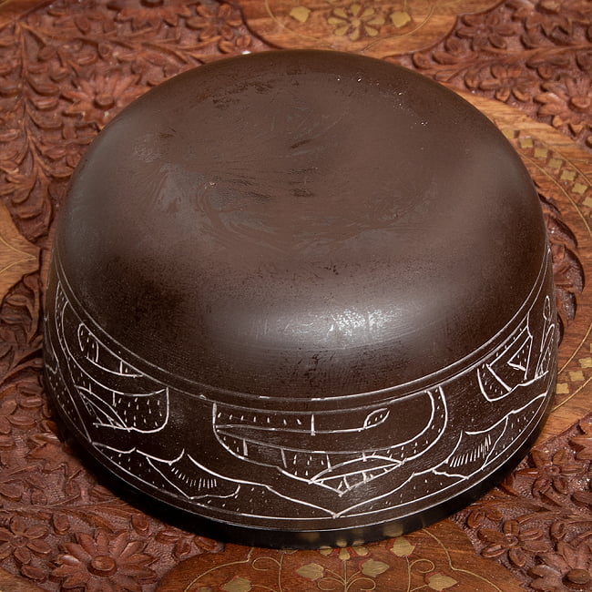 【一点物】ライトウェイトシンギングボウル - 音階:D 直径16.5cm程度 5 - 底面の様子です。