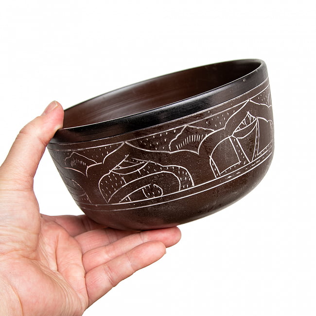 【一点物】ライトウェイトシンギングボウル - 音階:D 直径16.5cm程度 6 - 手に取るとこれくらいの大きさです・