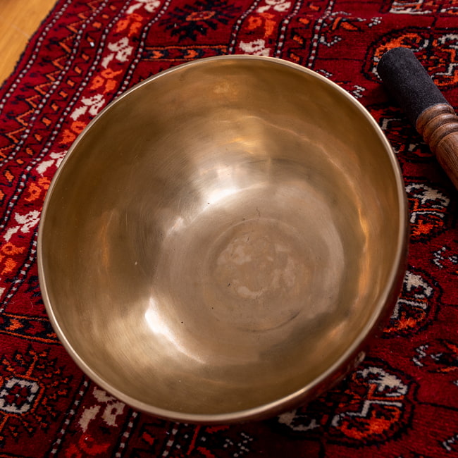 【一点物】アンティックシンギングボウル【音階:C#】約1090g(スティック付属) 3 - シンギングボウル内側の写真です