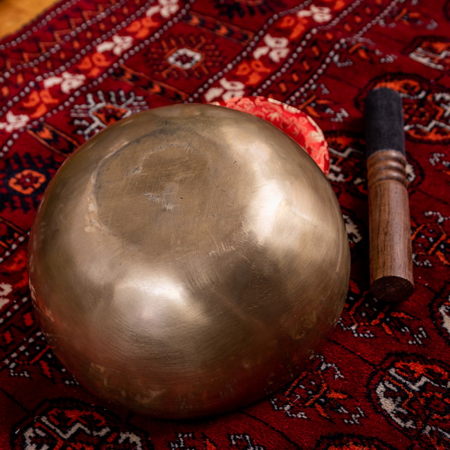 【一点物】アンティックシンギングボウル【音階:C#】約1090g(スティック付属) 4 - 裏側の写真です