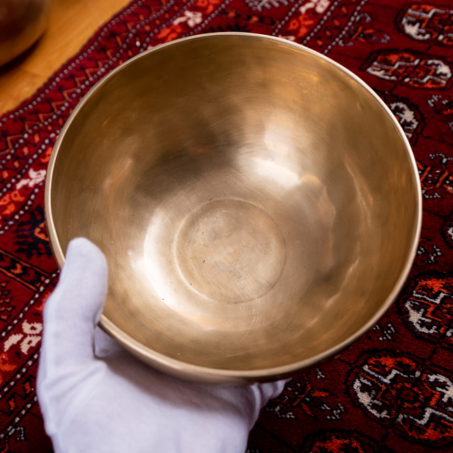 【一点物】アンティックシンギングボウル【音階:C#】約1090g(スティック付属) 5 - このくらいのサイズ感になります