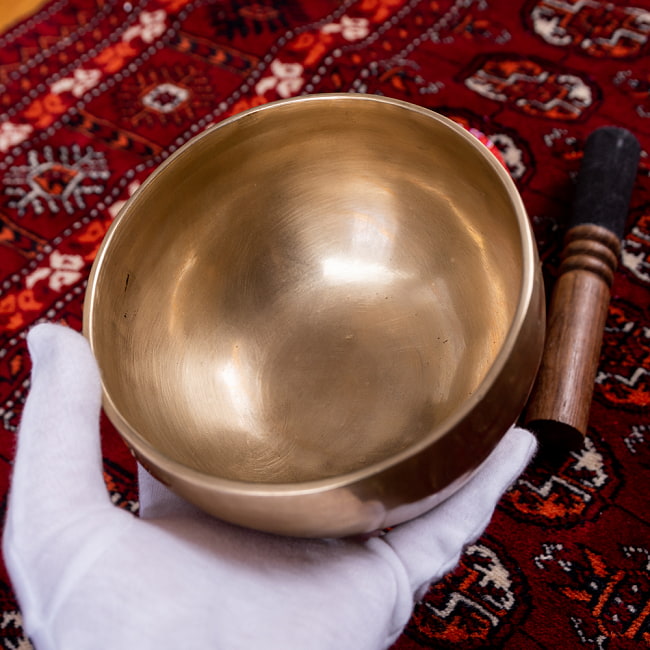 【一点物】アンティックシンギングボウル【音階:B】約610g(スティック付属) 5 - このくらいのサイズ感になります
