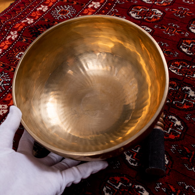 【一点物】アンティックシンギングボウル【音階:Eb】約1470g(スティック付属) 5 - このくらいのサイズ感になります