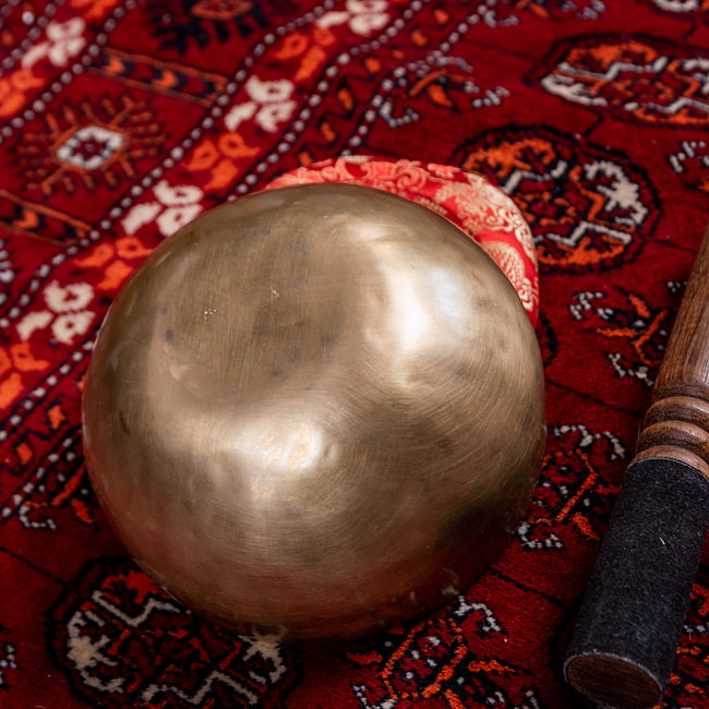【一点物】アンティックシンギングボウル【音階:Ab】約580g(スティック付属) 4 - 裏側の写真です