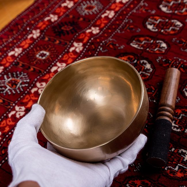 【一点物】アンティックシンギングボウル【音階:Ab】約580g(スティック付属) 5 - このくらいのサイズ感になります