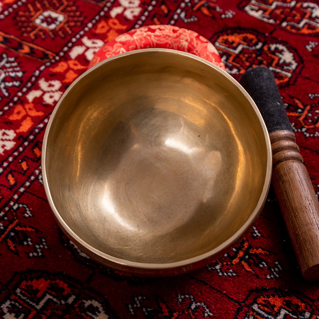 【一点物】アンティックシンギングボウル【音階:E】約590g(スティック付属) 3 - シンギングボウル内側の写真です