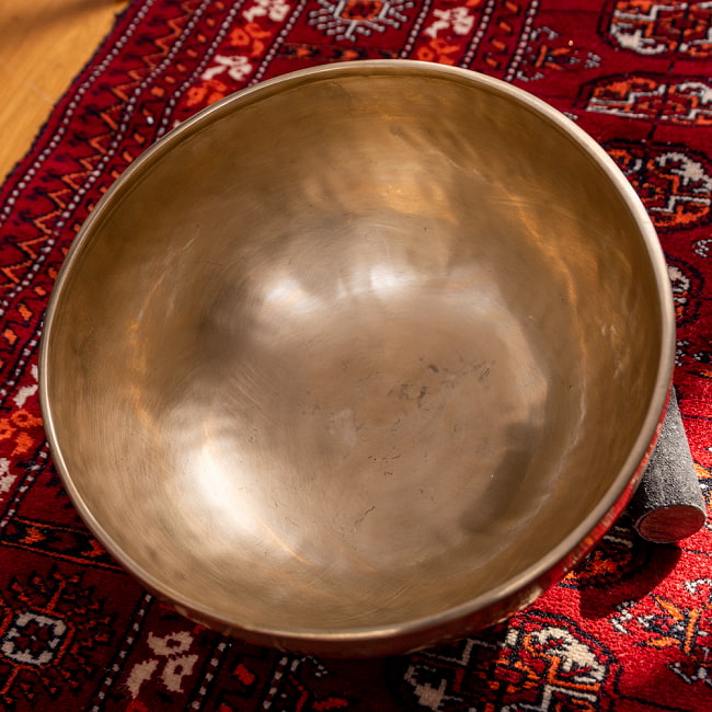 【一点物】アンティックシンギングボウル【音階:Eb】約1820g(スティック付属) 3 - シンギングボウル内側の写真です
