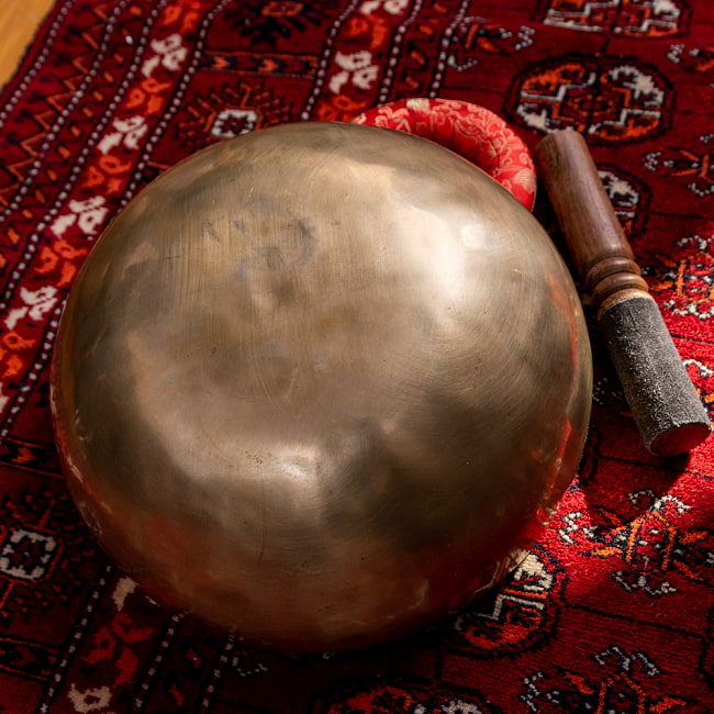 【一点物】アンティックシンギングボウル【音階:Eb】約1820g(スティック付属) 4 - 裏側の写真です