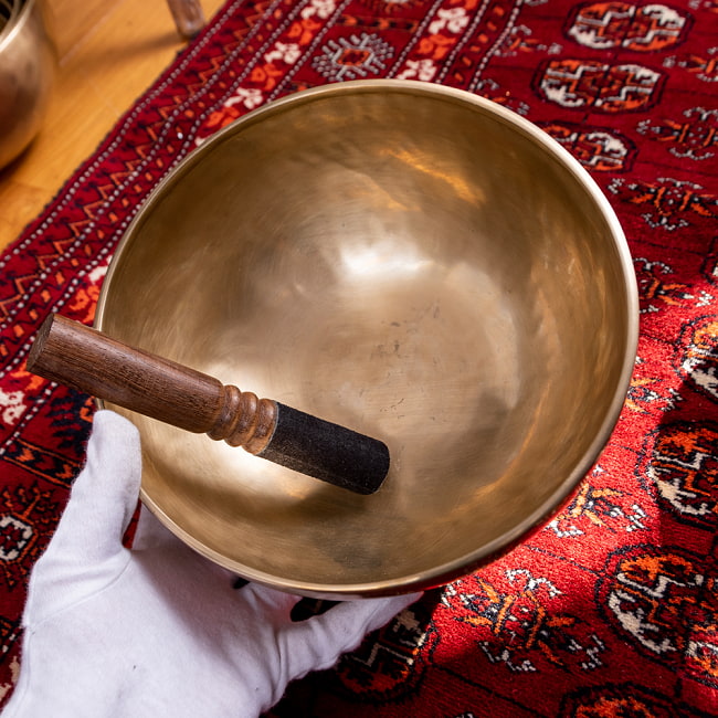 【一点物】アンティックシンギングボウル【音階:Eb】約1820g(スティック付属) 5 - このくらいのサイズ感になります
