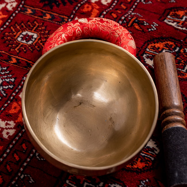 【一点物】アンティックシンギングボウル【音階:Eb】約490g(スティック付属) 3 - シンギングボウル内側の写真です