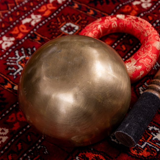 【一点物】アンティックシンギングボウル【音階:Eb】約490g(スティック付属) 4 - 裏側の写真です