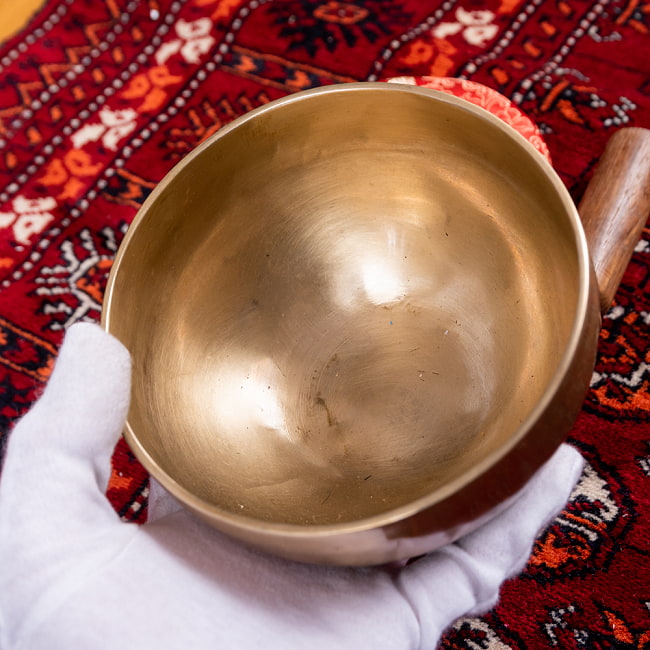 【一点物】アンティックシンギングボウル【音階:Eb】約490g(スティック付属) 5 - このくらいのサイズ感になります