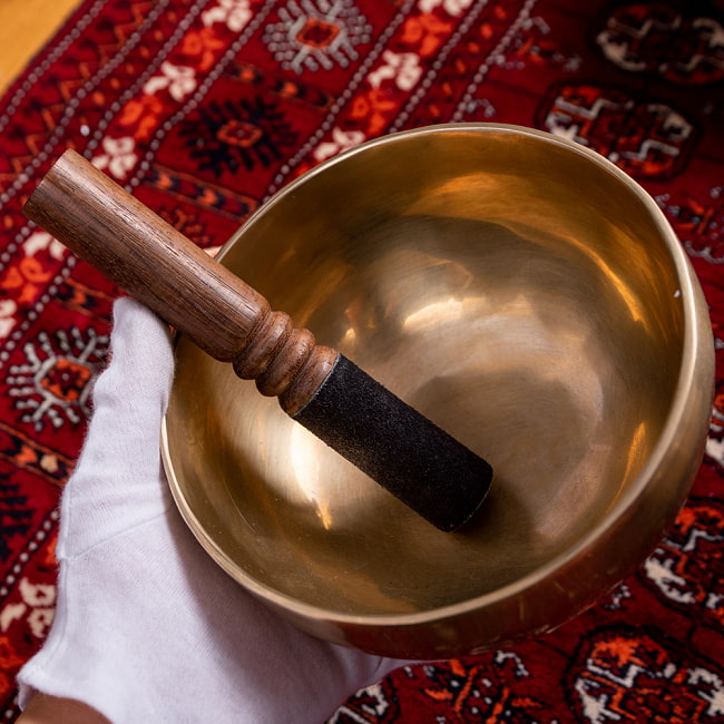 【一点物】アンティックシンギングボウル【音階:G】約860g(スティック付属) 5 - このくらいのサイズ感になります