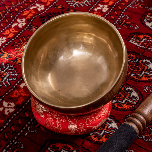 【一点物】アンティックシンギングボウル【音階:F#】約650g(スティック付属) 3 - シンギングボウル内側の写真です