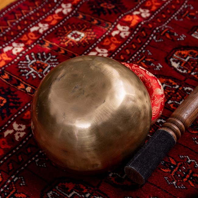 【一点物】アンティックシンギングボウル【音階:F#】約650g(スティック付属) 4 - 裏側の写真です