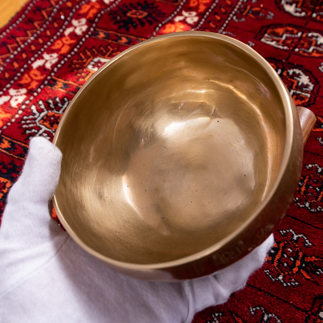 【一点物】アンティックシンギングボウル【音階:F#】約650g(スティック付属) 5 - このくらいのサイズ感になります