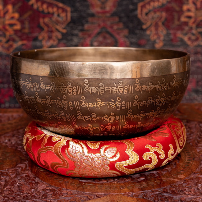 【一点物】チベタンアンティックシンギングボウル【音階:A】約1135g(スティック付属) 3 - 側面全体写真です　※台座は別売りとなります。
