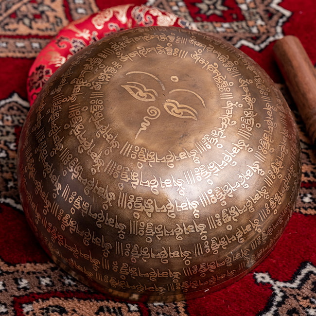 【一点物】チベタンアンティックシンギングボウル【音階:A】約1135g(スティック付属) 4 - 裏側の写真です。