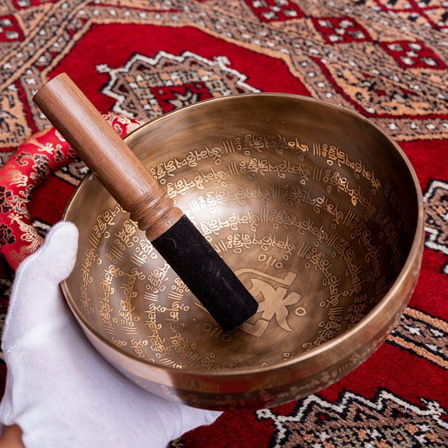 【一点物】チベタンアンティックシンギングボウル【音階:A】約1135g(スティック付属) 5 - このくらいのサイズ感になります。
