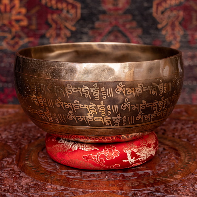 【一点物】チベタンアンティックシンギングボウル【音階:E】約865g(スティック付属) 3 - 側面全体写真です　※台座は別売りとなります。