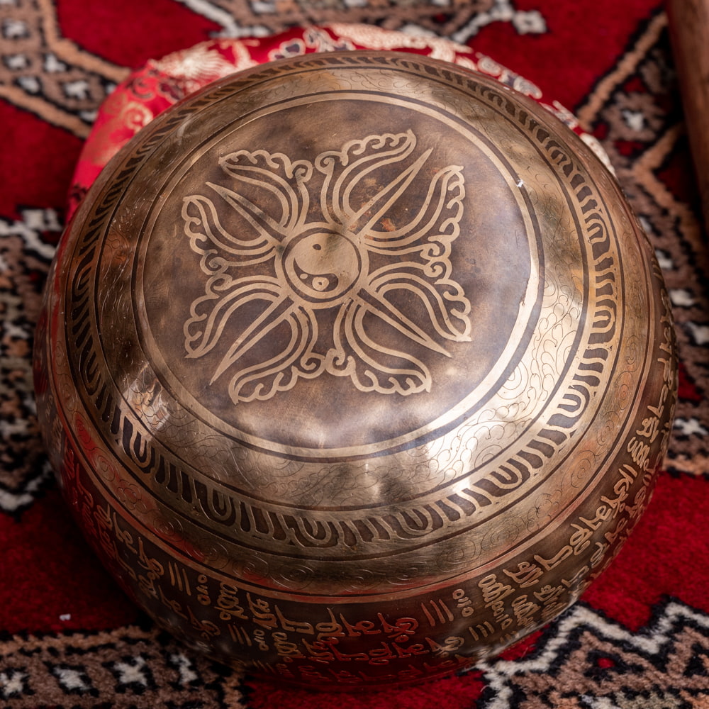 【一点物】チベタンアンティックシンギングボウル【音階:E】約865g(スティック付属)3枚目の説明写真です