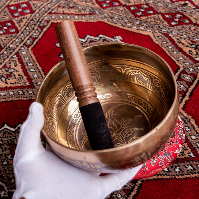 【一点物】チベタンアンティックシンギングボウル【音階:E】約865g(スティック付属) 5 - このくらいのサイズ感になります。