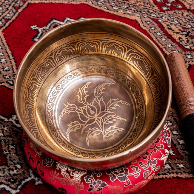 【一点物】チベタンアンティックシンギングボウル【音階:E】約865g(スティック付属)の写真アンティーク,シンギングボウル,アンティック シンギングボウル,ネパール 楽器,ネパール 打楽器,民族楽器