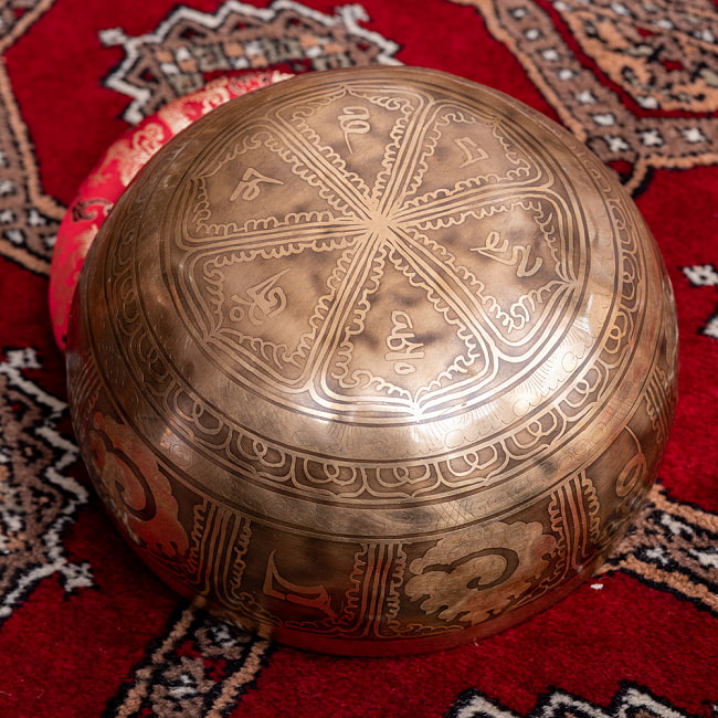 【一点物】チベタンアンティックシンギングボウル【音階:A】約1115g(スティック付属) 4 - 裏側の写真です。