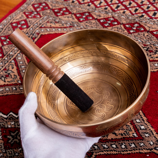 【一点物】チベタンアンティックシンギングボウル【音階:A】約1115g(スティック付属) 5 - このくらいのサイズ感になります。