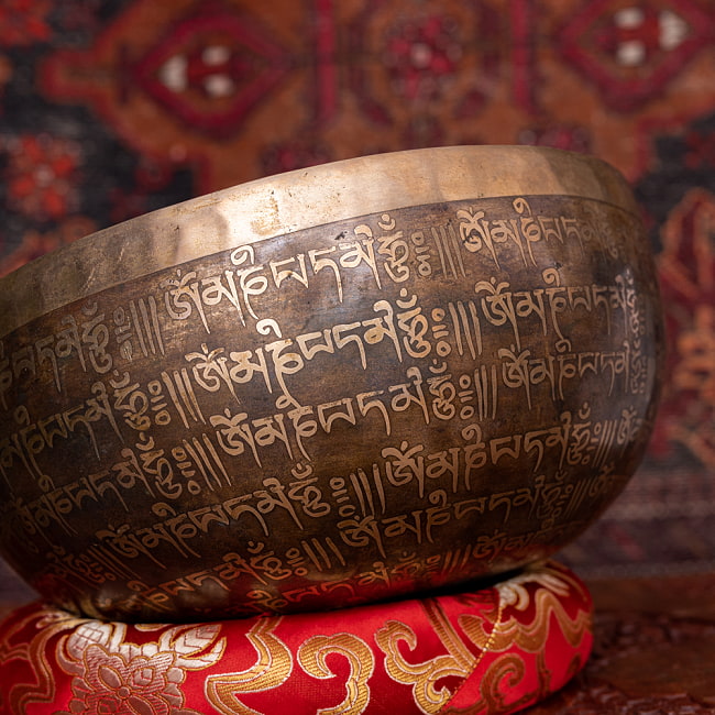 【一点物】グリーンターラー 緑多羅菩薩　細密彫りチベタンアンティックシンギングボウル【音階:A】約1635g(スティック付属) 2 - 拡大写真です