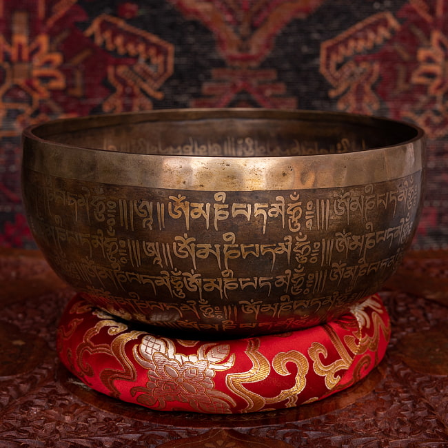 【一点物】グリーンターラー 緑多羅菩薩　細密彫りチベタンアンティックシンギングボウル【音階:A】約1635g(スティック付属) 3 - 側面全体写真です