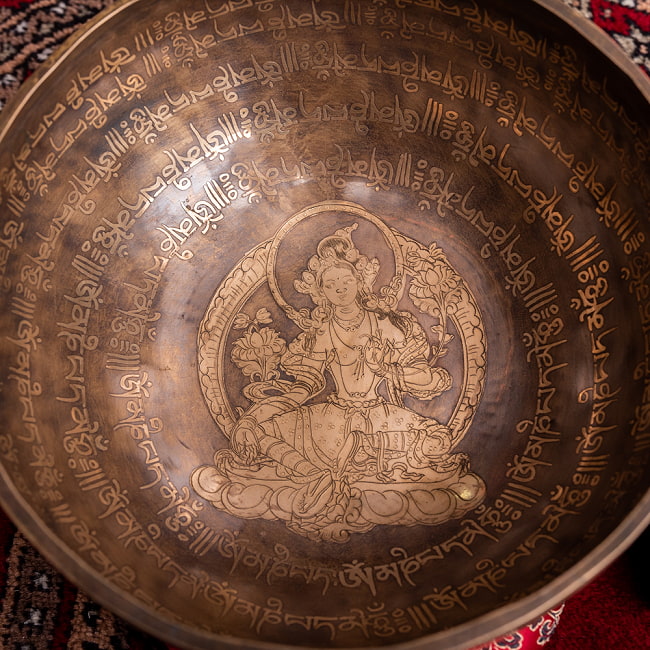 【一点物】グリーンターラー 緑多羅菩薩　細密彫りチベタンアンティックシンギングボウル【音階:A】約1635g(スティック付属) 4 - とても綺麗に描かれています