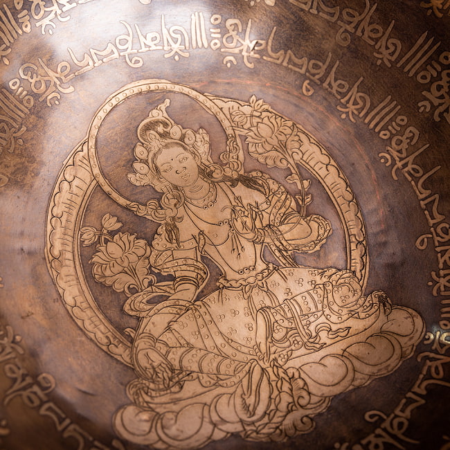 【一点物】グリーンターラー 緑多羅菩薩　細密彫りチベタンアンティックシンギングボウル【音階:A】約1635g(スティック付属) 5 - 別の角度から