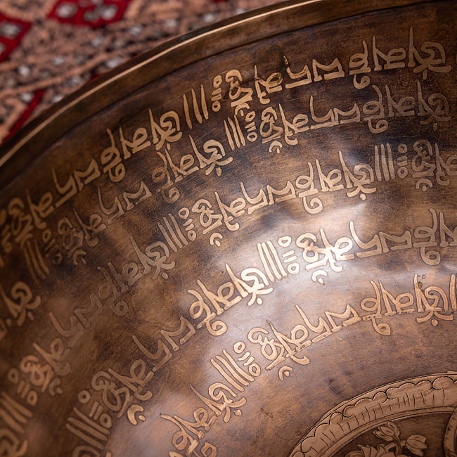 【一点物】グリーンターラー 緑多羅菩薩　細密彫りチベタンアンティックシンギングボウル【音階:A】約1635g(スティック付属) 6 - 一点物のシンギングボウルなので、写真の品をお送りいたします。