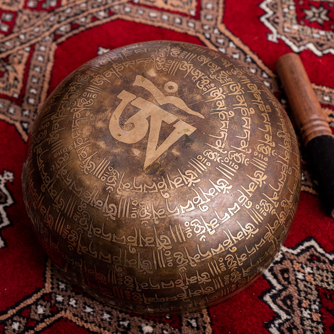 【一点物】グリーンターラー 緑多羅菩薩　細密彫りチベタンアンティックシンギングボウル【音階:A】約1635g(スティック付属) 7 - 裏面も素敵です