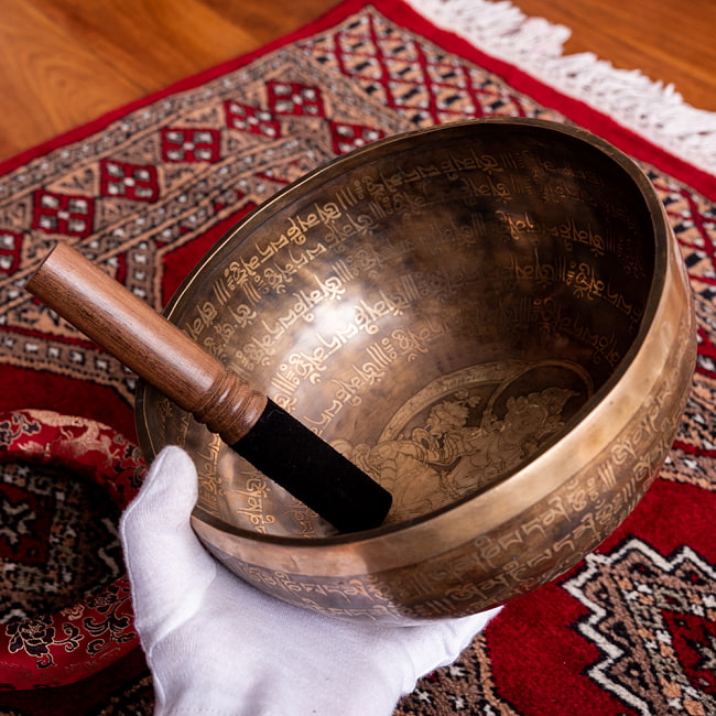 【一点物】グリーンターラー 緑多羅菩薩　細密彫りチベタンアンティックシンギングボウル【音階:A】約1635g(スティック付属) 8 - このくらいのサイズ感になります