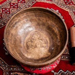 【一点物】グリーンターラー 緑多羅菩薩　細密彫りチベタンアンティックシンギングボウル【音階:A】約1635g(スティック付属)の商品写真