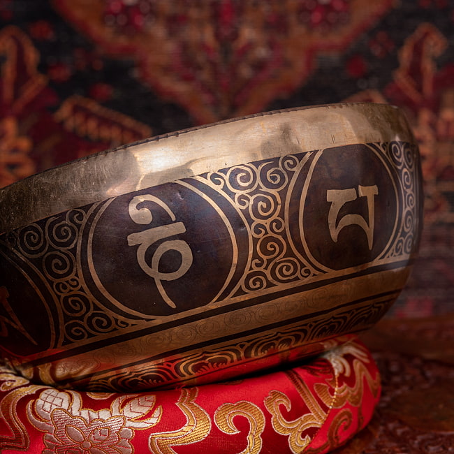 【一点物】六字咒観音菩薩　細密彫りチベタンアンティックシンギングボウル【音階:D】約1235g(スティック付属) 2 - 拡大写真です