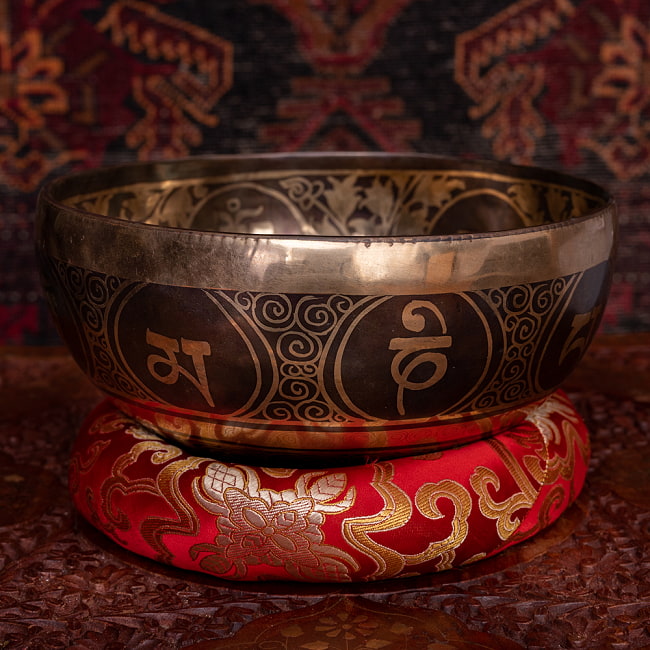 【一点物】六字咒観音菩薩　細密彫りチベタンアンティックシンギングボウル【音階:D】約1235g(スティック付属) 3 - 側面全体写真です