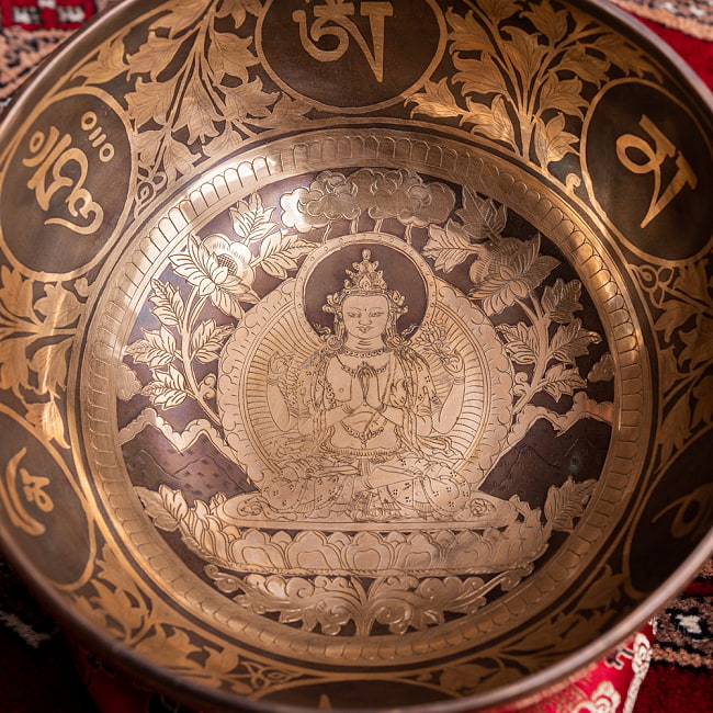【一点物】六字咒観音菩薩　細密彫りチベタンアンティックシンギングボウル【音階:D】約1235g(スティック付属) 4 - とても綺麗に描かれています